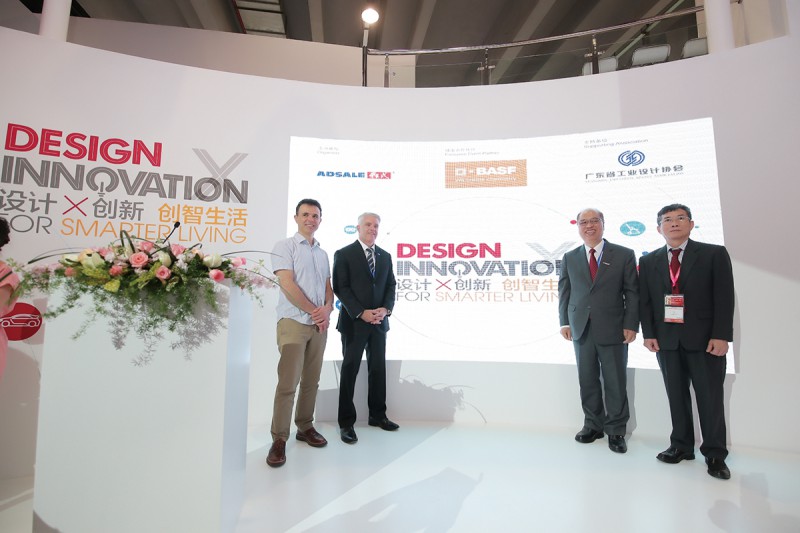 國際知名設(shè)計師、材料專家-Chris--Lefteri-，-巴斯夫特性材料部亞太區(qū)全球高級副總裁鮑磊偉，-雅式展覽服務(wù)有限公司董事長朱裕倫先生，廣東省塑料工業(yè)協(xié)會會長符岸。1