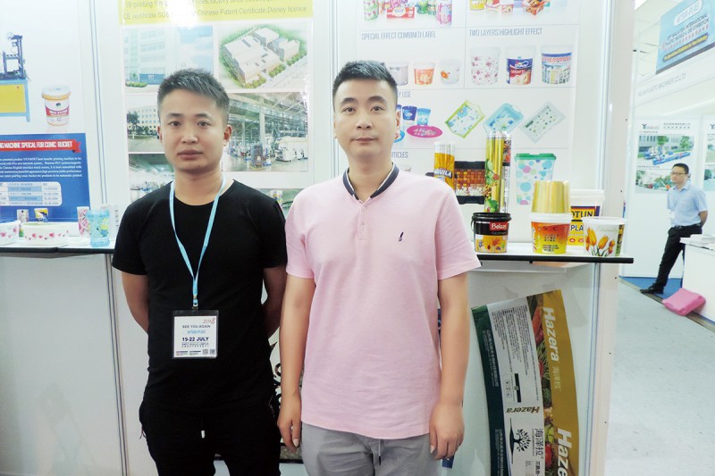 威士達(dá)外貿(mào)部張經(jīng)理(右)