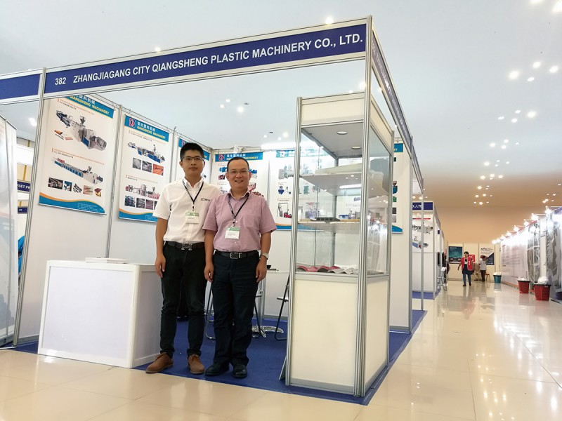 強生機械總經(jīng)理吳利忠(右)