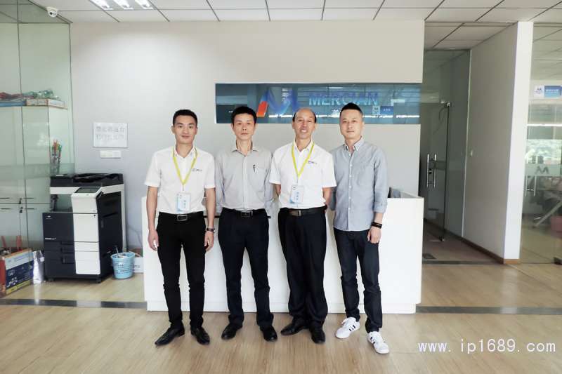 佛山市南海美爾鑫涂業(yè)有限公司總監(jiān)王新水（左二）、羅子逸（左四）與本刊發(fā)行部同事合影