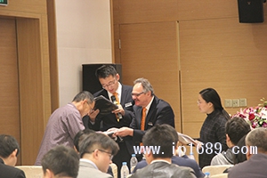 現(xiàn)場頒發(fā)證書。