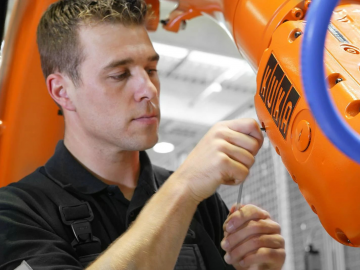 庫(kù)卡：深耕工業(yè)智能制造解決方案